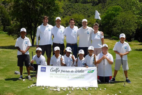 Foto de Alunos e Professores com faixa escrita Golfe Para vida